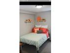 Privite room in apartment with three roomates
