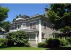 Studio Apt in Historic Eugene Building* 4 blocks from Campus!********* (1176