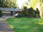 Large room to rent in 3400 Sq Ft house