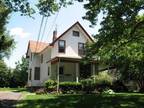 1 BR 1st flr victorian 1 blk train town