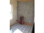 $625 / 3br - ft² - 3 bedroom 1 bath Apartment (949 Kishwaukee St) (map) 3br