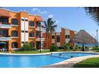 Puerto Morelos Beachfront Condo, 3 blocks to Town Square