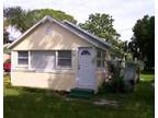 Casey's Fun 'n Sun Bungalow Located minutes from Nokomis, Venice and