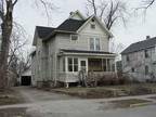$350 / 5br - UWO Housing - 1/2 block from campus - 2 Baths (806 Scott