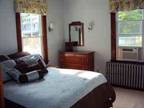 $1100 / 2br - Updated, Spacious Apt in 2 Fam Home w/ Office
