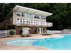 $735 / 1br - 925ft² - Check Us Out