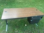 Computer workstation table