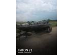 21 foot Triton 21 Trx Elite