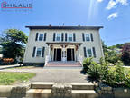 Waltham, Updated 1 bedroom on the third floor with Hot Water