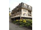 Waltham, Gorgeous 2 level condo featuring 2 bedrooms and 2.5