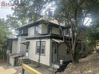 Waltham, Large 4 bed, 2 bath unit on the top 2 floors of