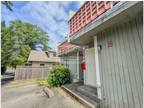 2 Bedroom Unit in University Place!